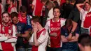 Suporter Ajax Amsterdam tampak kecewa usai menyaksikan tim kesayanganya kalah dari Manchester United di Amsterdam, Belanda, (24/05/2017). Manchester menang 2-0. (EPA/Marco De Swart)