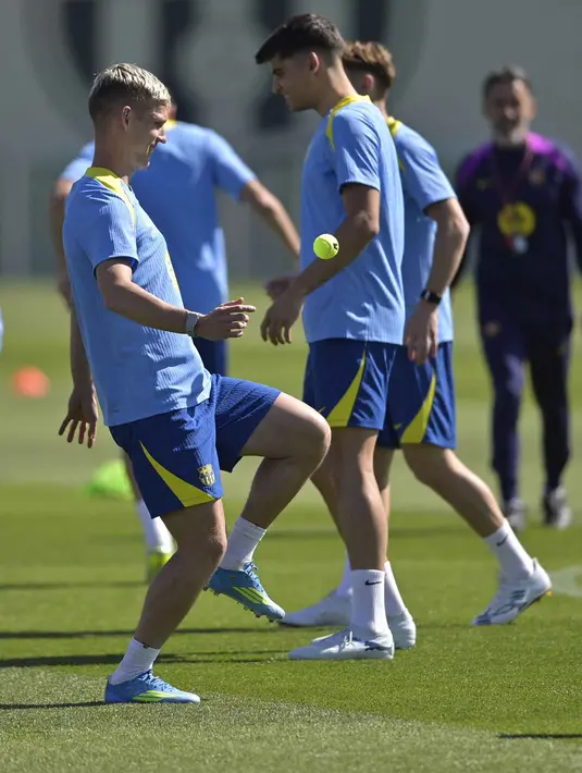 Duel ini juga memperpanjang catatan pertemuan antara Barcelona dan Atletico Madrid sepanjang musim berjalan. Tampak dalam foto, gelandang Barcelona asal Spanyol, Daniel Olmo (kiri) saat sesi latihan menjelang pertandingan leg pertama perempat final Liga Champions 2025/2026 melawan Atletico Madrid di lapangan latihan Joan Gamper, Sant Joan Despi, dekat Barcelona, pada Selasa 7 April 2026. (MANAURE QUINTERO/AFP)