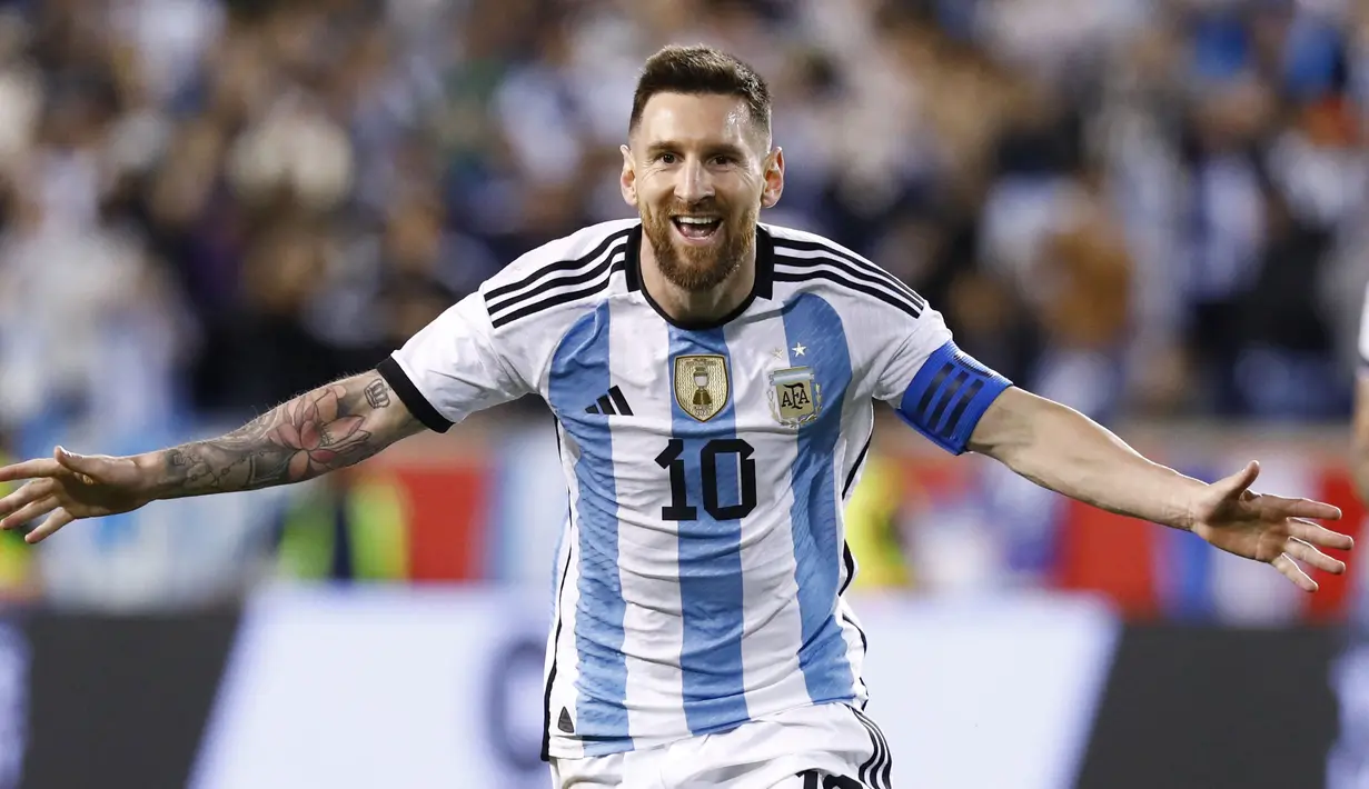 Lionel Messi. menjadi Sosok paling berpengaruh di Timnas Argentina saat ini, pemain berusia 35 tahun ini tercatat telah mengoleksi 19 caps dengan torehan 6 gol dan 5 assist bersama Argentina di ajang Piala Dunia dan berpeluang melewati rekor Diego Maradona sebagai penampil terbanyak. Jumlah tersebut dicatatkannyanya dalam 4 edisi Piala Dunia, yaitu mulai 2006 hingga 2018. Prestasi terbaiknya yaitu saat membawa Argentina menjadi runner-up pada edisi 2014 di Brasil setelah kalah 0-1 (0-0) dari Jerman lewat perpanjangan waktu di partai final. (AFP/Andres Kudacki)