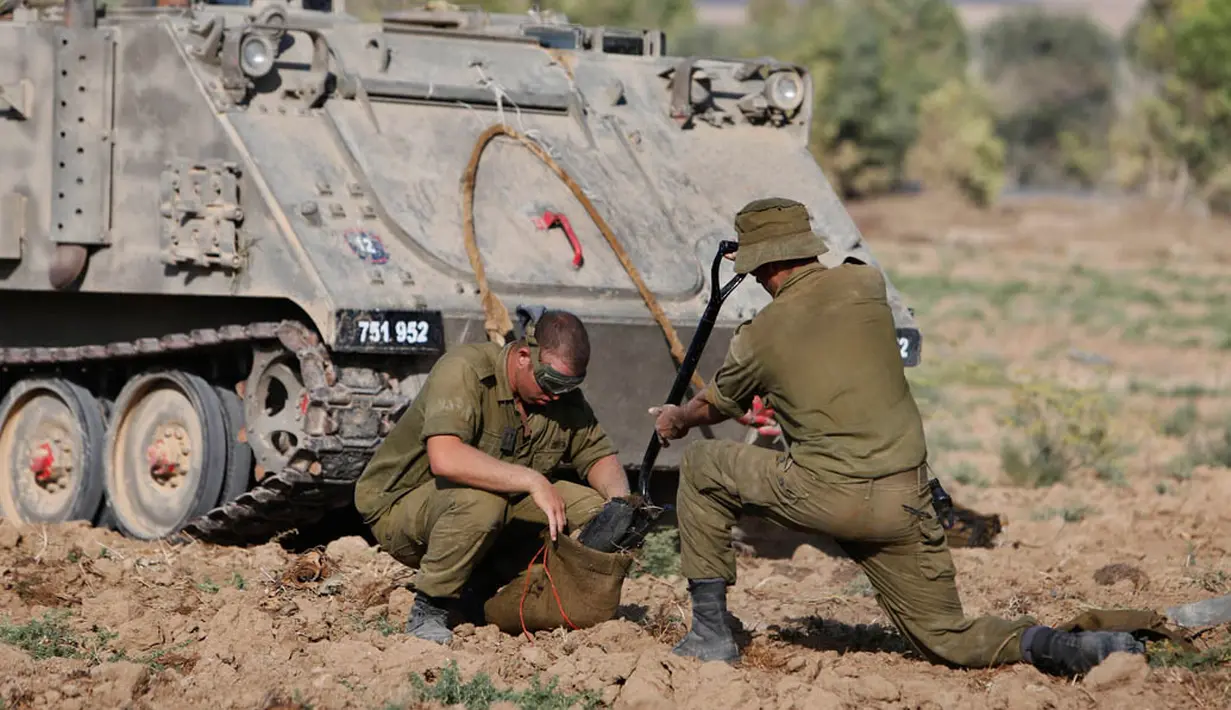 Serangan yang terus dilakukan Israel terus memakan korban dari warga Palestina (REUTERS/Ronen Zvulun)