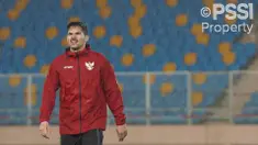 Pemain Timnas Indonesia, Sandy Walsh saat melakukan latihan di bawah guyuran hujan menjelang laga Kualifikasi Piala Dunia 2026 melawan China yang berlangsung di Stadion Qingdao Tiantai, China pada Minggu (13/10/2024) malam waktu setempat. (Dok. PSSI)