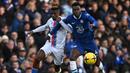 Pemain Chelsea, Benoit Badiashile (kanan) berebut bola dengan pemain Crystal Palace, Wilfried Zaha pada laga lanjutan Liga Inggris 2022/2023 di Stamford Bridge, London, 15 January 2023. Pemain berkebangsaan Prancis itu diboyong dari AS Monaco dengan harga 38 juta euro pada bursa transfer Januari 2023. (AFP/Ben Stansall)
