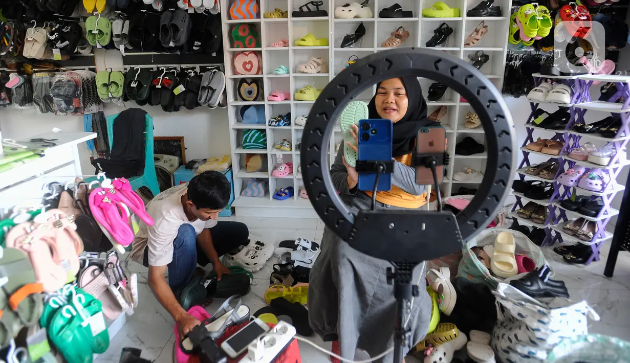 Dua bulan setop beroperasi, TikTok Shop kembali jualan di Indonesia. Demi bangkit lagi, investasi Rp 23,4 triliun dilakukan TikTok kepada PT GoTo Gojek Tokopedia Tbk. (merdeka.com/Arie Basuki)