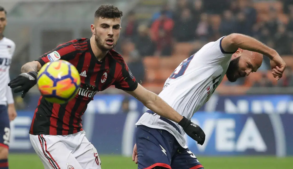 Penyerang AC Milan, Patrick Cutrone berebut bola dengan pemain Crotone, Arlind Ajeti saat bertanding pada lanjutan Liga Serie A Italia di San Siro, Milan (6/1). Milan menang tipis 1-0 atas Crotone. (AP Photo/Luca Bruno)
