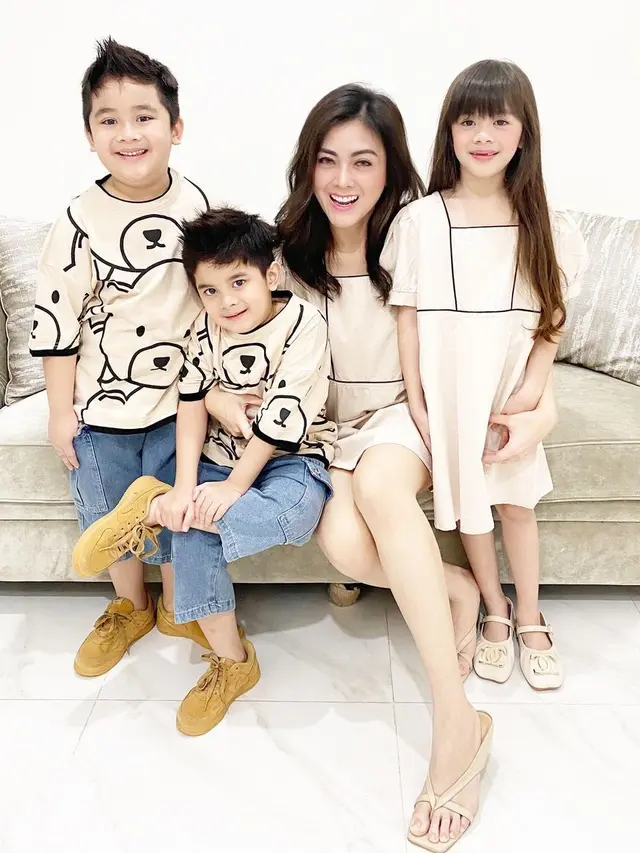 Dhena Devanka, istri Jonathan Frizzy, bersama anak-anaknya (https://www.instagram.com/p/CSTjunGBV_U/)
