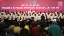 Presiden Joko Widodo memberi sambutan saat menghadiri Halalbihalal bersama aktivis 98 di Jakarta, Minggu (16/6/2019). Dalam silaturahmi tersebut Jokowi dihadiahi jaket bertuliskan Son Of Democracy Indonesia 98 . (Liputan6.com/Angga Yuniar)