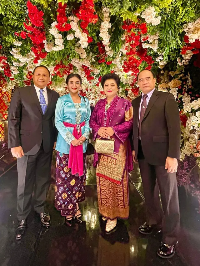 Potret Bella Saphira Kondangan Bareng para Ibu Pejabat, Tampil Cantik dengan Kebaya ala Bali