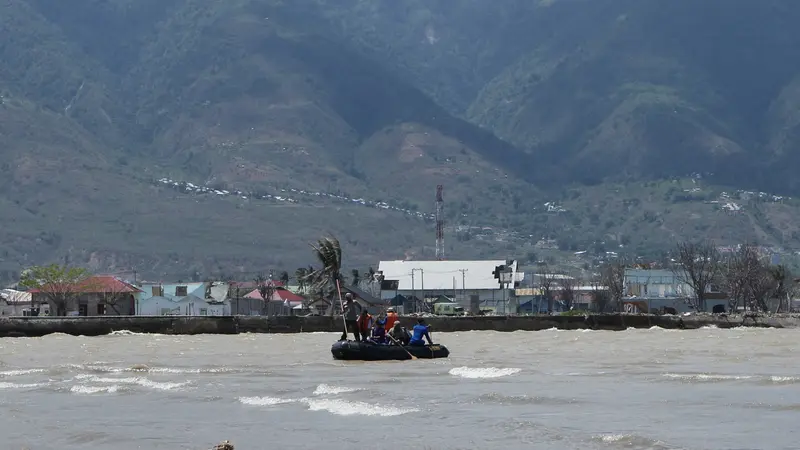 Petugas BKSDA dan Polair menyisir Muara Sungai Palu dengan perahu dalam upayanya menangkap buaya berkalung ban, Kamis (6/2/2020). (Foto: Liputan6.com/Heri Susanto)