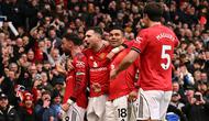 Skuad Manchester United merayakan gol yang dicetak Casemiro seusai memanfaatkan umpan Bruno Fernandes saat melawan Aston Villa dalam lanjutan Liga Inggris 2025/2026 di Old Trafford, Minggu (15/3/2026) malam WIB. (Oli SCARFF / AFP)