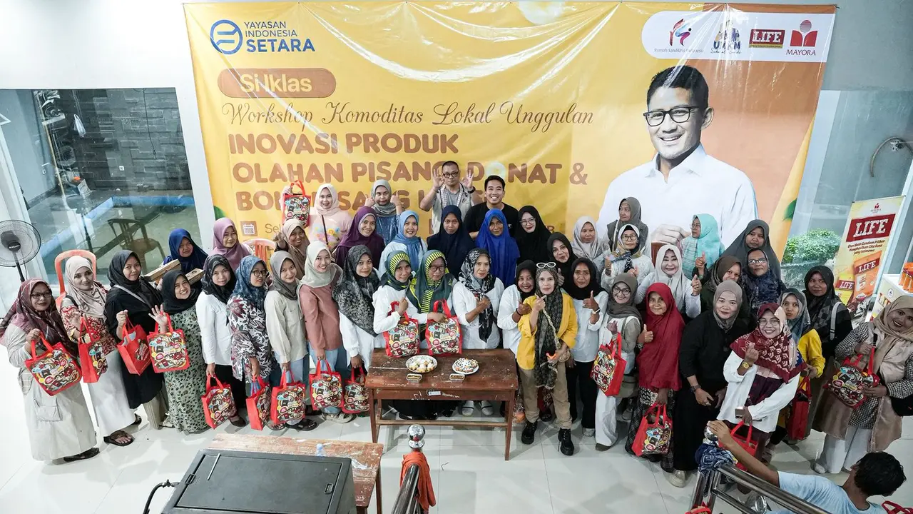 Workshop Komoditas Lokal Unggulan bertema 'Inovasi Produk Olahan Pisang: Donat dan Bolu Pisang Lumer' di Balai Desa Baturuyuk, Kabupaten Majalengka, Jawa Barat.