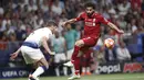 Penyerang Liverpool, Mohamed Salah, mengontrol bola saat melawan Tottenham Hotspur pada laga Liga Champions 2019 di Stadion Wanda Metropolitano, Madrid, Minggu (2/6). Liverpool menang 2-0 atas Tottenham Hotspur. (AP/Bernat Armangue)