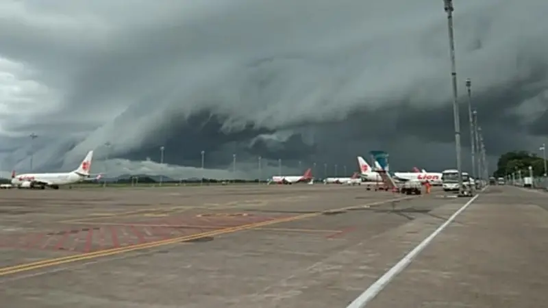 Masyarakat Sulsel dihebohkan dengan kemunculan awan mirip gelombang tsunami di langit Bandara Sultan Hasanuddin (Liputan6.com/ Eka Hakim)