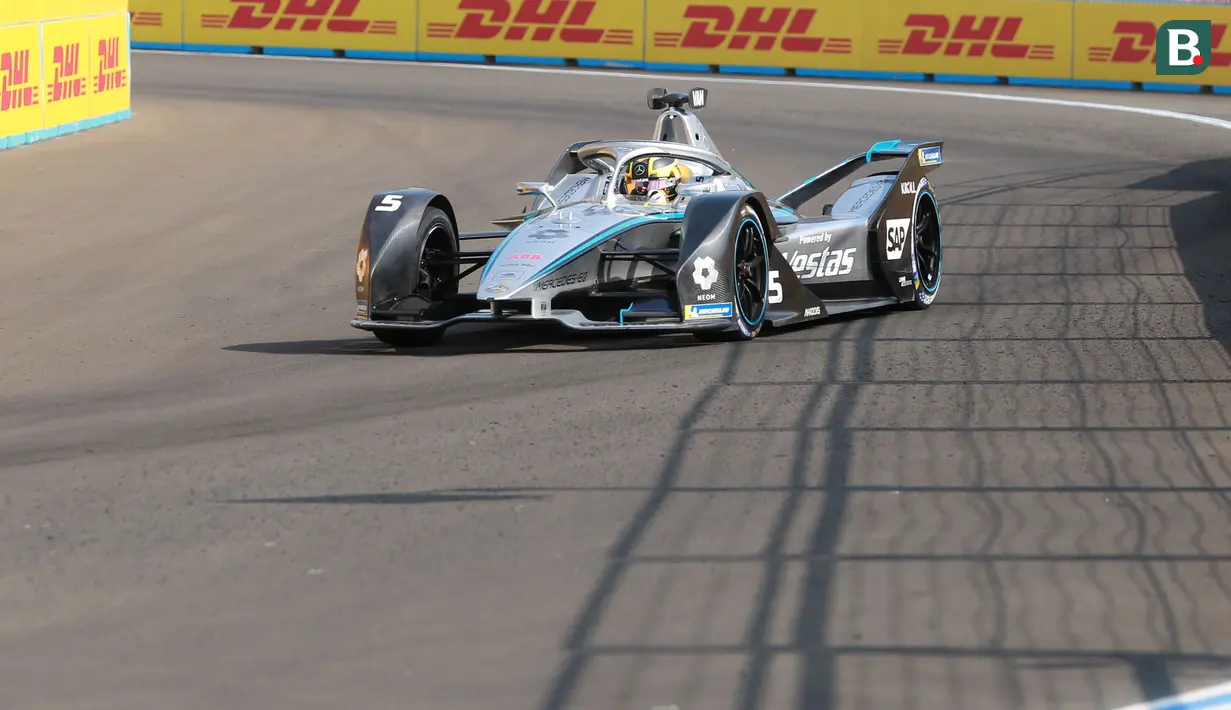 Pimpinan klasemen masih dipegang oleh pembalap dari tim Mercedes-EQ Formula E, Stoffel Vandoorne yang mengemas 121 poin, diikuti Jean-Eric Vergne di posisi ke-2 dengan 116 poin dan Edoardo Mortara di posisi ke-3 dengan 114 poin. (Bola.com/M Iqbal Ichsan)