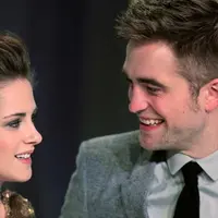 Meskipun bisa mengobati kerinduan, pertemuan dengan mantan pacar tak selalu menjadi hal yang menyenangkan. Seperti Kristen Stewart yang bertemu dengan mantan pacarnya, Robert Pattinson di pesawat. (AFP/Bintang.com)