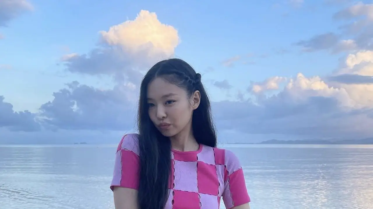 Gaya Jennie BLACPINK di Hawaii kenakan pakaian serba pink