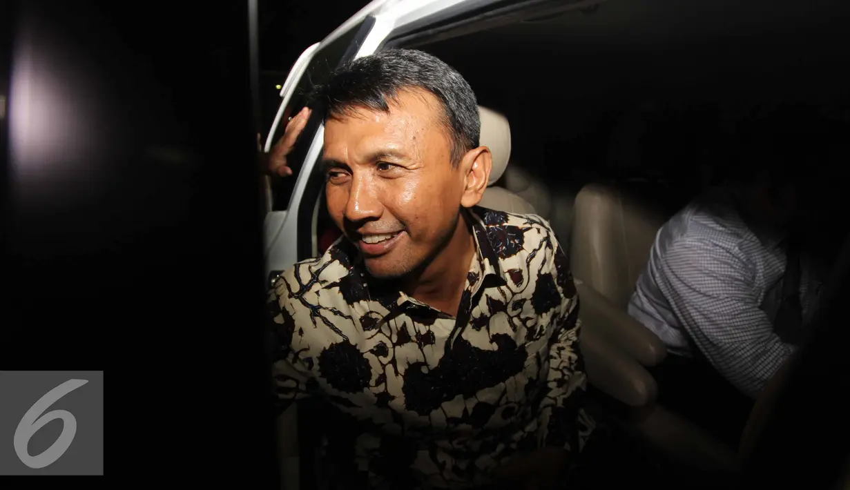 Gubernur Sumatera Utara, Gatot Pujo Nugroho memasuki mobil usai menjalani pemeriksaan di Gedung KPK, Jakarta, Rabu (22/7/2015). Gatot diperiksa selama 11 jam sebagai saksi kasus dugaan suap hakim PTUN Medan. (Liputan6.com/Helmi Afandi)