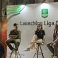 Humas PT LIB Sabina Katya (tengah) dan Chief of Marketing Budiman Dalimunthe (kanan) saat meluncurkan aplikasi Liga Fan ID sebagai sarana integrasi suporter Liga 2 di bilangan Senayan, Jakarta pada Rabu (6/12/2023).