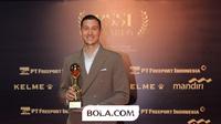 Bek Timnas Indonesia dan Sassuolo, Jay Idzes, terpilih sebagai pemain terbaik atau Player of the Year pada ajang PSSI Awards yang digelar di Jakarta, Sabtu (28/3/2026) malam WIB. (Bola.com/Bagaskara Lazuardi)