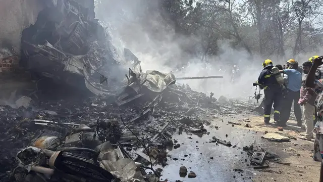 Petugas di lokasi pesawat Air India Jatuh di permukiman Ahmedabad, Kamis 12 Juni 2025. (AP/Ajit Solanki)