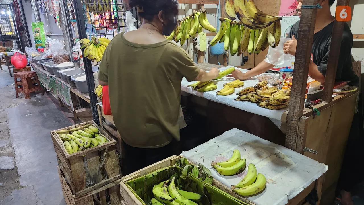 Pedagang Buah Pisang di Pasar Cempaka Putih