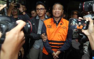 Bupati Tulungagung, Gatut Sunu Wibowo (tengah) dibawa petugas menuju mobil tahahan usai menjalani pemeriksaan intensif di Gedung Merah Putih Komisi Pemberantasan Korupsi (KPK), Jakarta, Minggu (12/4/2026) dini hari WIB. Komisi Pemberantasan Korupsi (KPK) resmi menahan Bupati Tulungagung, Gatut Sunu Wibowo beserta ajudannya, Dwi Yoga Ambal. (Liputan6.com/Helmi Fitrhiansyah)