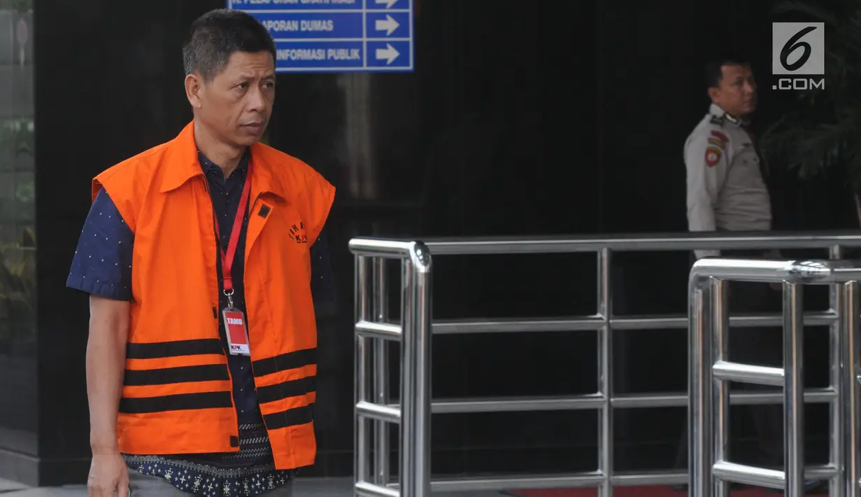 Mantan Kalapas Sukamiskin, Wahid Husen tiba di gedung KPK, Jakarta, Kamis (22/11). Wahid diperiksa terkait menerima hadiah sebagai imbalan pemberian fasilitas mewah napi kasus korupsi di lapas Sukamiskin. (Merdeka.com/Dwi Narwoko)