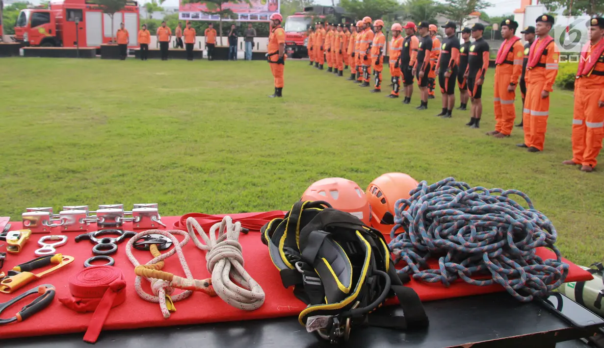 Kantor Pencarian dan Pertolongan (Basarnas) Gorontalo mengikuti apel gelar pasukan dan peralatan SAR di Kantor SAR Gorontalo, Senin (27/5/2019). Apel khusus secara interen ini merupakan langkah awal kesiapsiagaan personel dan peralatan SAR untuk pengamanan lebaran. (Liputan6.com/Arfandi Ibrahim)