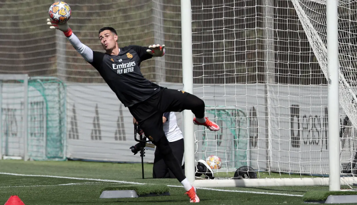 Andriy Lunin selalu berada di bawah bayang-bayang Thibaut Courtois di Real Madrid. Karena itu, Lunin kabarnya ingin meninggalkan Los Blancos pada musim panas ini. Pada musim lalu, Lunin sempat menjadi kiper utama Real Madrid setelah Thibaut Courtois dan Kepa Arrizabalaga cedera. (Thomas COEX / AFP)