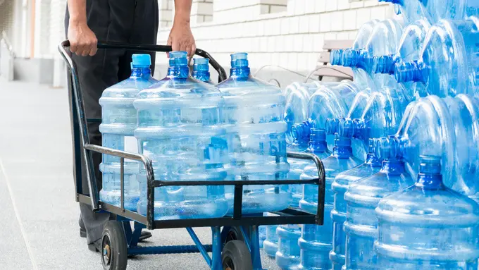 Inilah Mengapa Air Minum Isi Ulang Kerap Bermasalah (2p2play/Shutterstock)