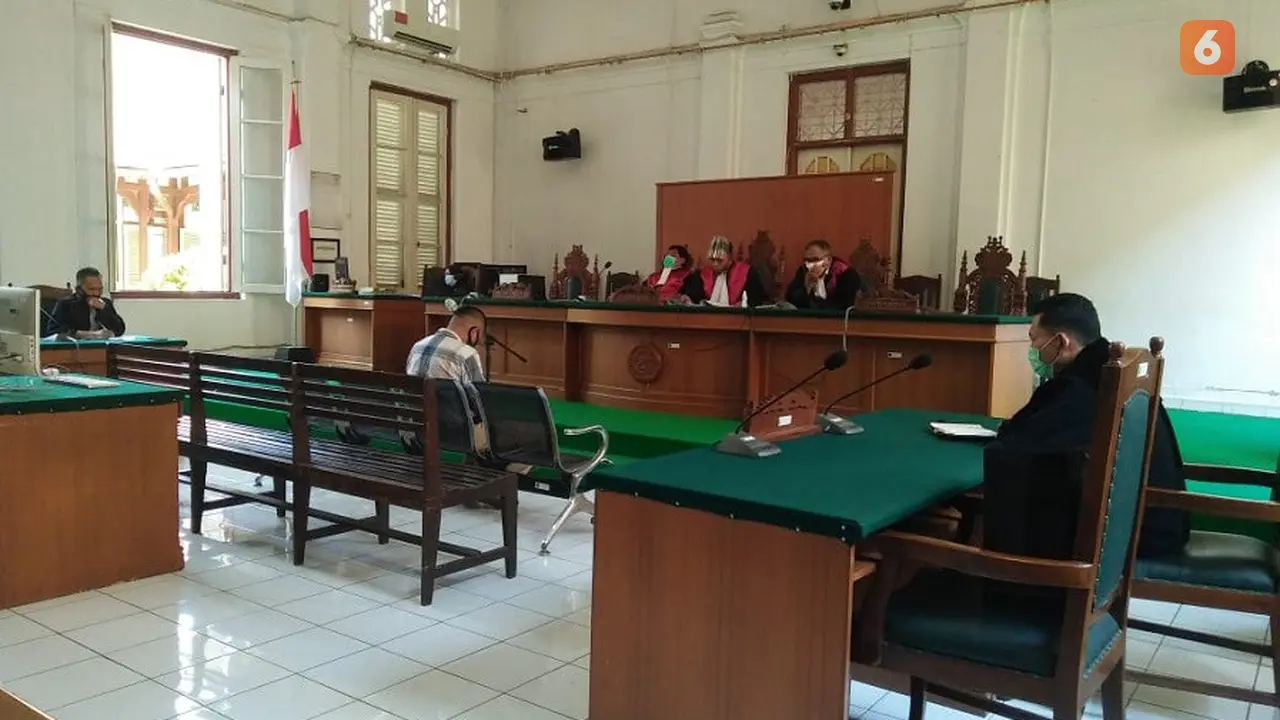 MA menjatuhkan hukuman 1 tahun penjara untuk eks Bendahara Brimob Polda Sulsel yang menipu (Liputan6.com/ Eka Hakim)
