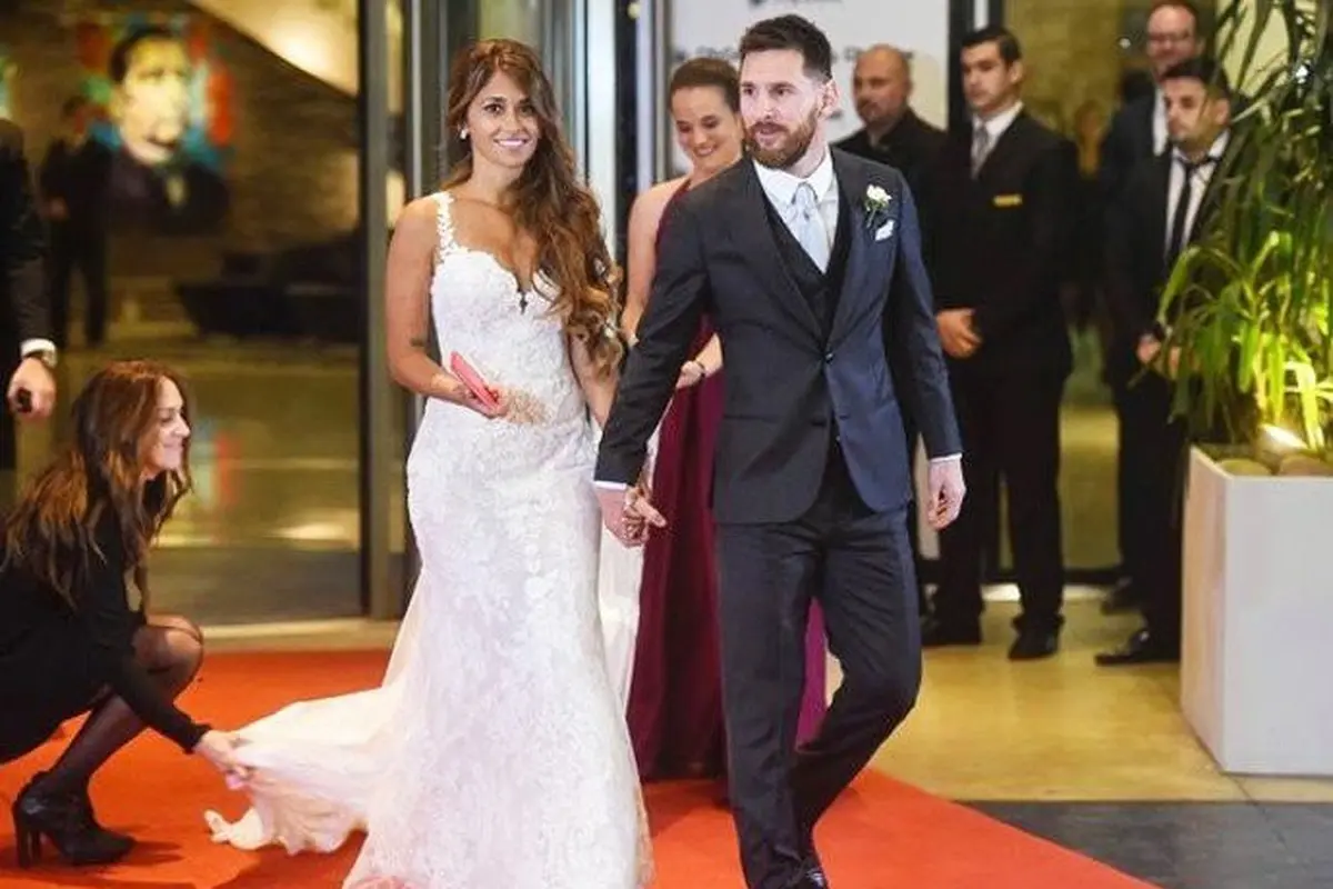 Bintang Barcelona, Lionel Messi berjalan di karpet merah bersama sang istri, Antonella Roccuzzo, usai menikah di Rosario, Santa Fe, Argentina (30/6/2017).