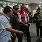 Ridwan keluar dengan dikawal oleh 2 petugas Kejagung. (Liputan6.com/Faizal Fanani)