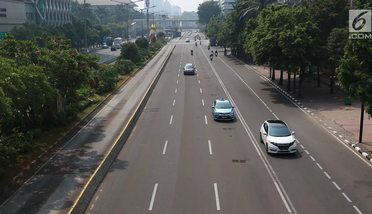 Sejumlah pengendara kendaraan bermotor melintasi Jalan MH Thamrin, Jakarta, Kamis (27/6/2019). Adanya rekayasa lalu lintas di sejumlah titik terkait sidang putusan Mahkamah Konstitusi menyebabkan jalan protokol di pusat kota itu lebih lengang dibanding hari biasa. (Liputan6.com/Immanuel Antonius)