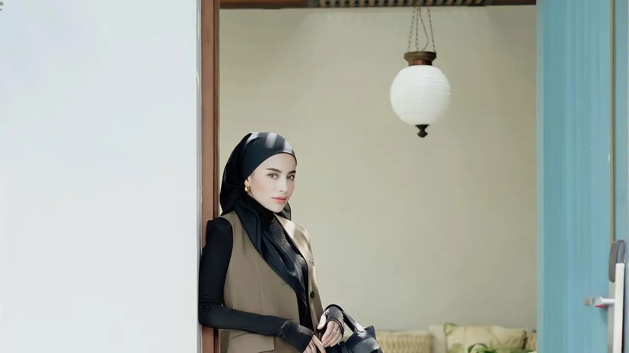6 Gaya Berhijab ala Selebgram Aghnia Punjabi yang Kekinian, Kerap Pamer Tas Mewah