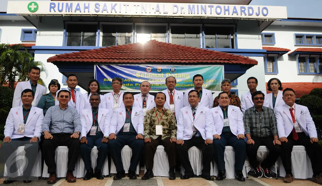 Pasangan Cagub Cawagub DKI Jakarta 2017 Basuki Tjahaja Purnama dan Djarot Saiful Hidayat foto bersama dengan tim dokter saat akan menjalani tes kesehatan di RSAL Dr. Mintoharjo, Jakarta, Sabtu (24/9). (Liputan6.com/Gempur M Surya). 