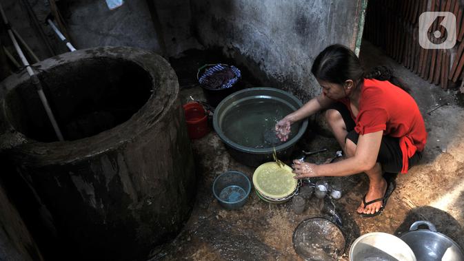 Warga terpaksa mencuci menggunakan air PAM yang masih keruh dan berbau di Kampung Baru Kubur Koja, Penjaringan, Jakarta, Minggu (6/10/2019). Kondisi ini menyebabkan warga mengeluh karena tidak dapat digunakan untuk MCK. (merdeka.com/Iqbal S Nugroho)