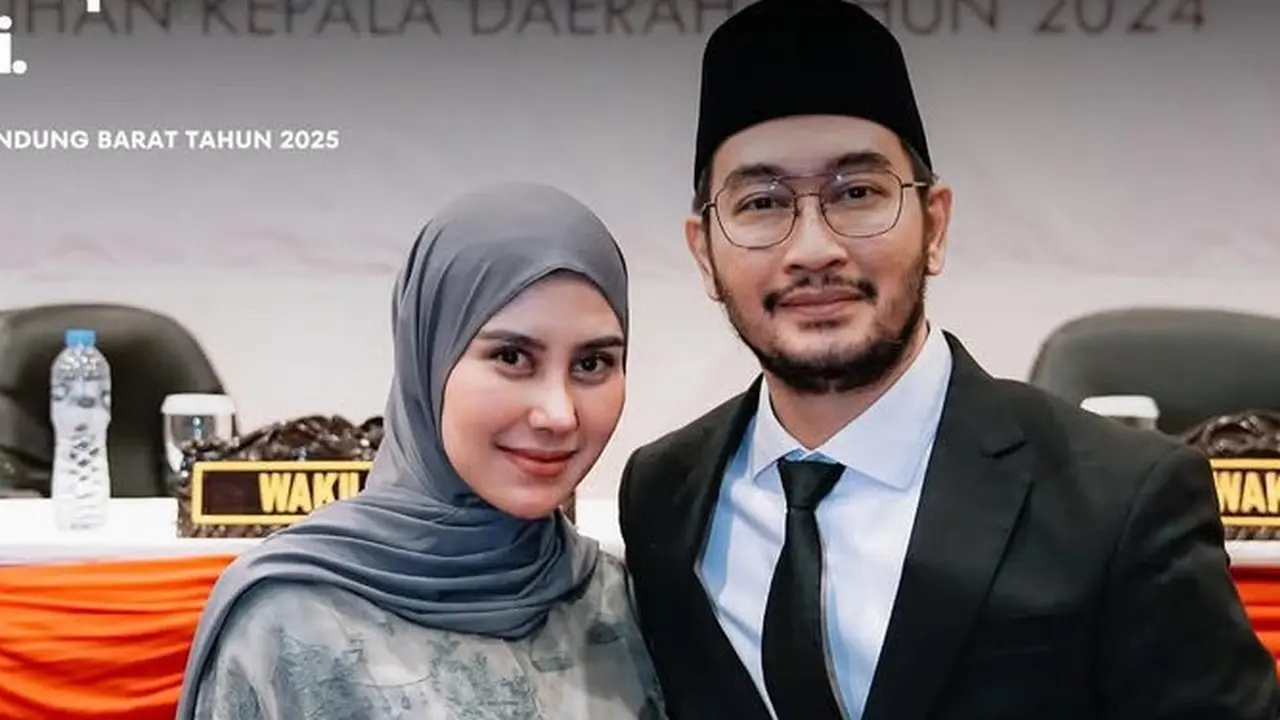 Syahnaz Sadiqah Saat Hadir di Penetapan Suaminya Jeje Govinda Resmi Menjadi Bupati Bandung Barat