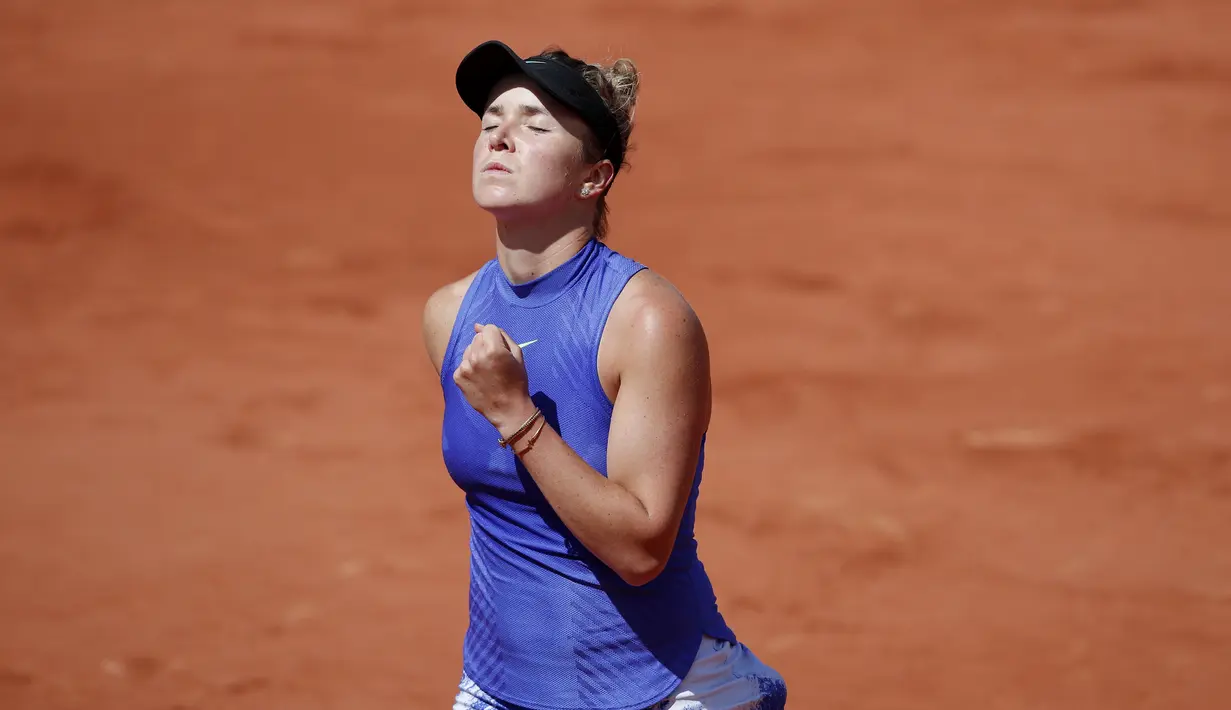 Gaya Elina Svitolina setelah berhasil menaklukan Simona Halep pada gim pertama pada babak delapan besar Prancis Terbuka di Roland Garros stadium, Paris, (7/6/2017). (AP/Christophe Ena)