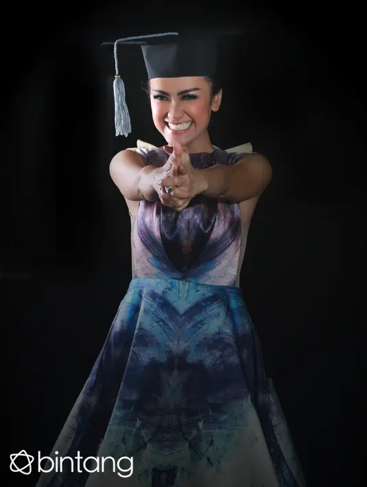 Pelantun ‘Belah Duren’ ini tidak ingin penonton televisi mengetahui jika dirinya mengidap penyakit kanker. Jupe hanya ingin memberikan yang terbaik sebagai seorang pekerja di dunia entertainment. (Deki Prayoga/Bintang.com)