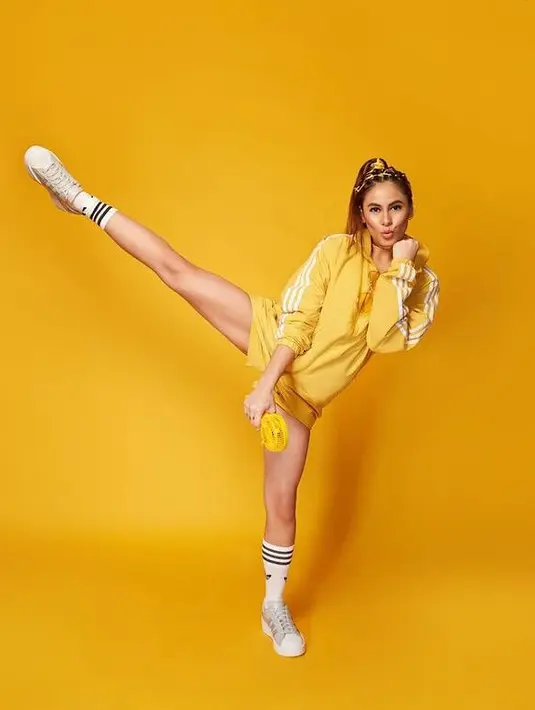 Selanjutnya, masih dengan gaya sportynya. Dan outfit yang dipilih kali ini adalah berwarna kuning. Tampak makin semangat kan olahraganya? (Instagram/valerieethomas)