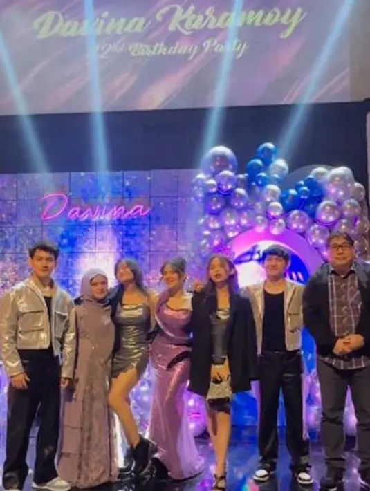 Sementara itu, adik perempuan kembarnya itu juga tampil kompak dengan outfit silver dan jas hitam. Parasnya pun tak kalah cantik dari Davina. Ayah serta ibu sang aktris juga ikut menemani dalam acara ultah tersebut. Selain punya kakak dan adik kembar, rupanya Davina juga pernah mengaku ia terlahir kembar lima, namun hanya dirinya yang bisa hidup. (Liputan6.com/IG/@farahcarpetsofficial)