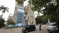 Suasana di depan Gereja Katedral Jakarta, Jumat (23/6). Pengurus Gereja Katedral Jakarta mengubah jadwal misa Minggu pagi yang bertepatan dengan Hari Idul Fitri. (Liputan6.com/ Immanuel Antonius) 