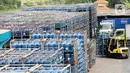 Pekerja melakukan aktivitas bongkar muat air minum dalam kemasan di Jakarta, Selasa (8/8/2023). (Liputan6.com/Angga Yuniar)