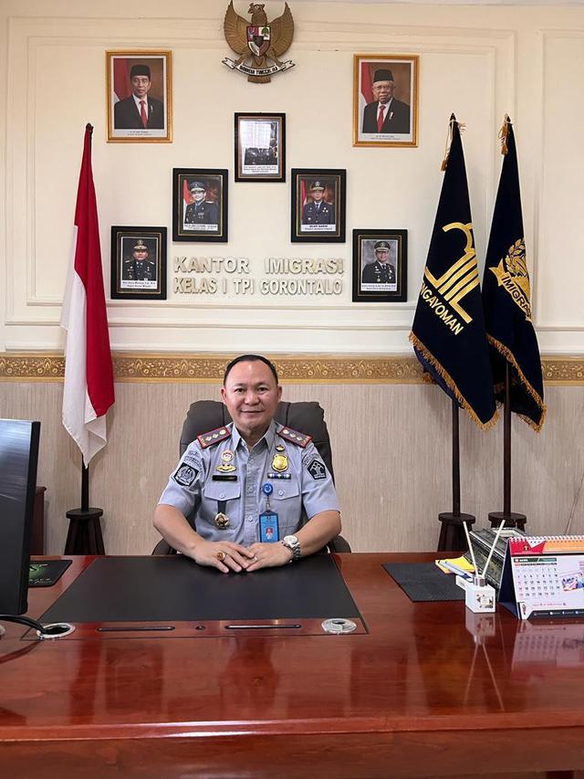 Kepala Kantor Imigrasi Kelas I TPI Gorontalo, Joni Rumagit