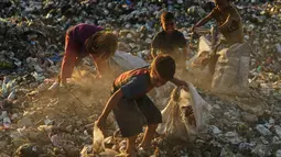 Banyak keluarga kesulitan bertahan hidup dalam kondisi serba kekurangan, yang membuat sebagian anak terpaksa bekerja atau mengemis. (AP Photo/Jehad Alshrafi)