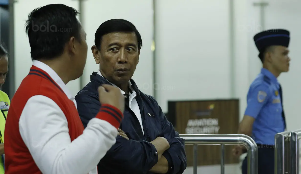 Menpora, Imam Nahrawi dan Ketua PBSI, Wiranto, saat menunggu kedatangan pasangan ganda putra Kevin Sanjaya dan Marcus Gideon di Bandara Soekarno Hatta, Senin (18/12/17). Kevin-Marcus berhasil menjuarai Dubai Super Series 2017. (Bola.com/M Iqbal Ichsan)
