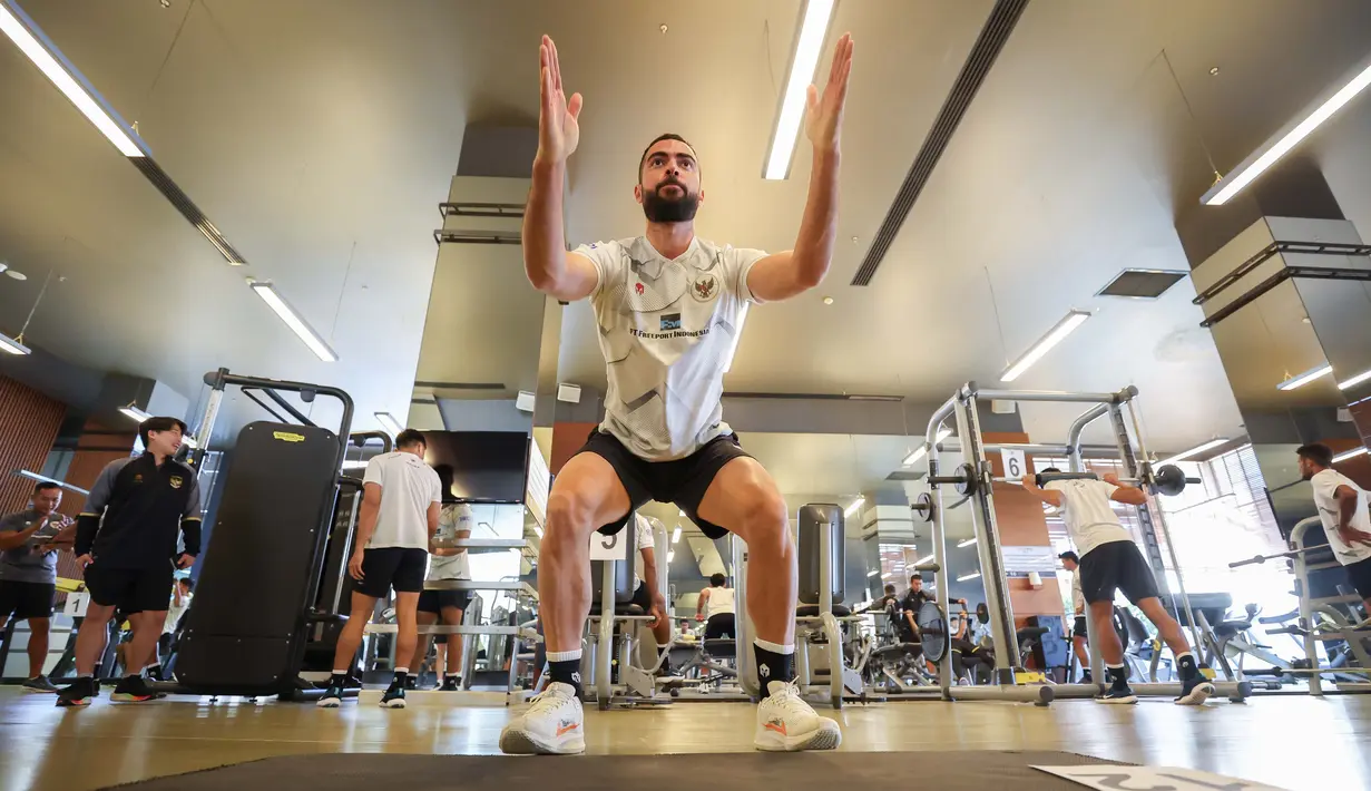 Jordi Amat yang merupakan pemain klub Johor Darul Takzim itu ikut pada dua sesi latihan Timnas Indonesia. Pada pagi hari, Jordi Amat ambil bagian pada latihan kebugaran di gym. (Dok. PSSI)
