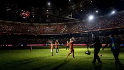 Gelandang Timnas Belanda, Wesley Sneijder menyapa para fans usai laga persahabatan melawan Peru di Amsterdam, Kamis (6/9). Sneijder merasakan perasaan yang emosional pada laga terakhirnya tersebut. (KOEN VAN WEEL/ANP/AFP)