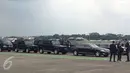Petugas berjaga di dekat mobil yang akan di kenakan Presiden Joko Widodo dan Raja Arab Saudi, Salman bin Abdulaziz di Bandara Halim Perdanakusuma, Jakarta, Rabu (1/3).  (Liputan6.com/Fery Pradolo)