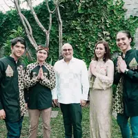 Maia Estianty mengunggah potret Lebaran tahun lalu bersama Irwan Mussry serta Al, El, dan Dul (Dok.Instagram/@maiaestiantyreal/https://www.instagram.com/p/CAh2CAwnKqv/Komarudin)